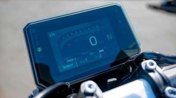Ochronne szkło Pixsel na moto prędkościomierz YAMAHA MT-07 Y-AMT 2025 - 7.9“