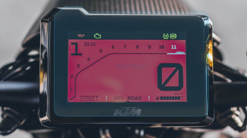 Ochronne szkło Pixsel na moto prędkościomierz KTM Brabus 1500 R 6.8“